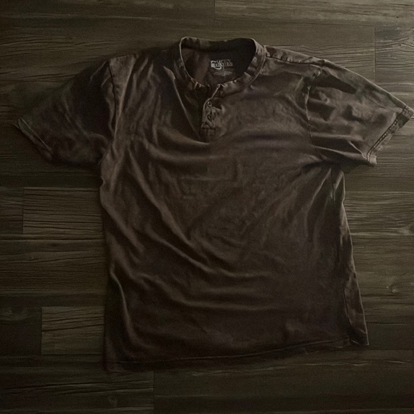 Wings of Glory buttoned tee - Picture 3 of 4
